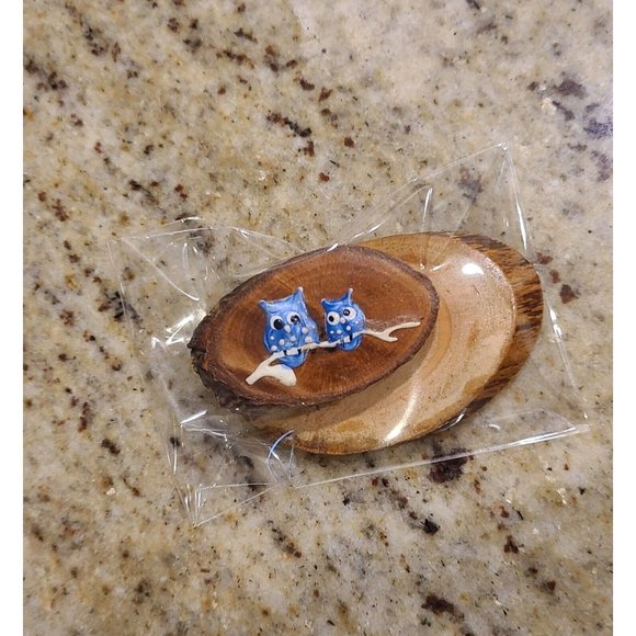 Vintage-Hand Painted Lady Bug & Owl Wood Brooch. Set of 2 - Picture 8 of 8